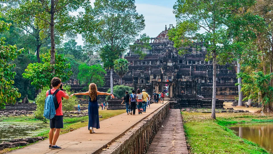 Persone di fronte al Tempio Baphuon in Cambogia