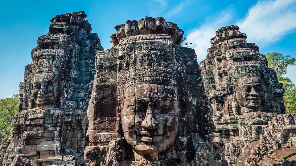 Volti incisi nella pietra nel Tempio Bayon in Cambogia