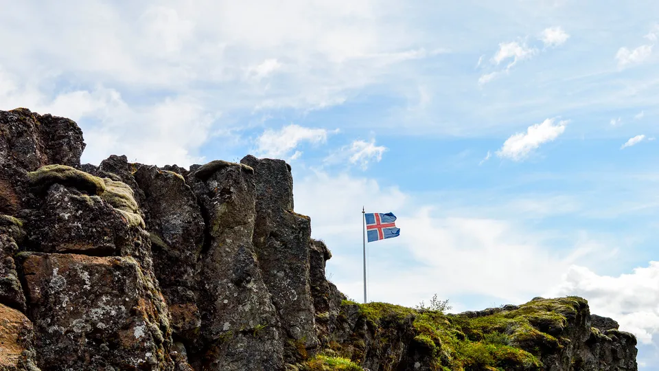 Rocce nel Thingvellir National Park con bandiera islandese