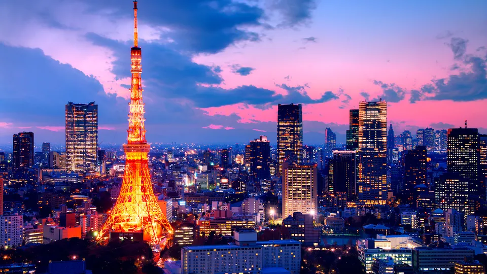 Skyline di Tokyo con i grattacieli illuminati