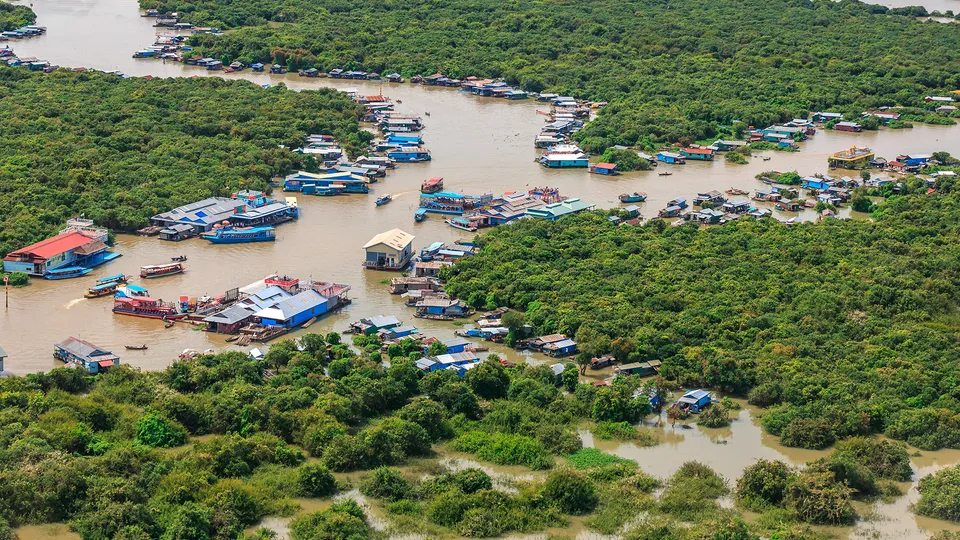 Panoramica dall'alto del villaggio galleggiante sul Lago Tonle Sap in Cambogia