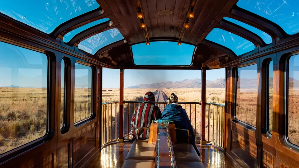 Carrozza panoramica con tetti di vetro del PeruRail Titicaca