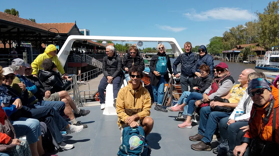 Gruppo di persone in barca sul Delta del Tigre
