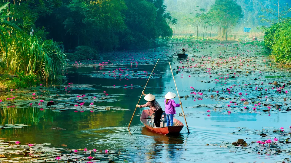 Donne che pagaiano in barca sul fiume Mekong
