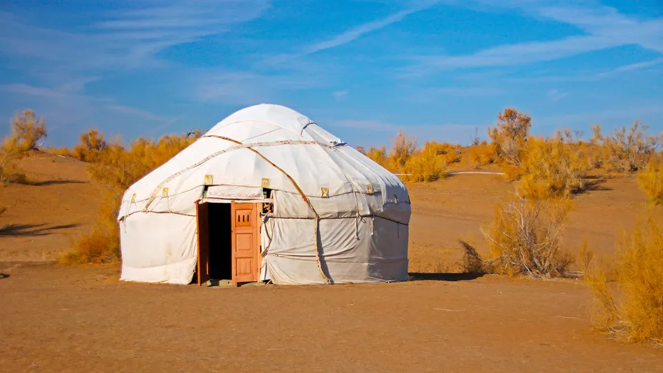 Dormire in una yurta nel deserto in Uzbekistan