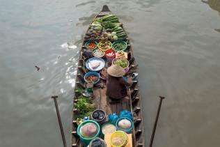 Barca nel mercato galleggiante di Cai Rang