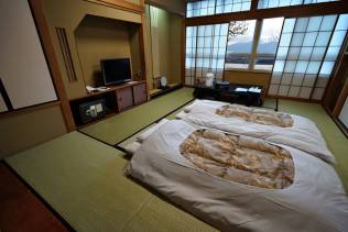 tradizionale-camera-da-letto-con-vista-montagne-fuji