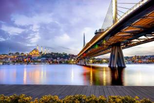 Istanbul Ponte Galata sul Bosforo