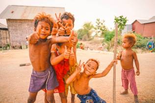 Bambini nei villaggi cambogiani