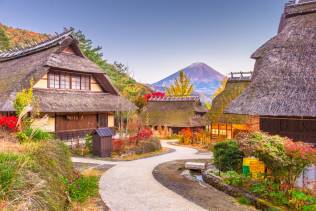 monte-fuji-storico-villaggio-giapponese