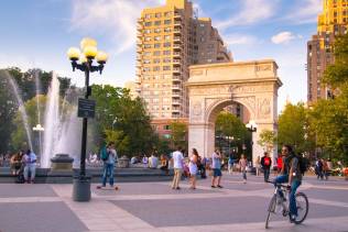 Tour a New York per visitare il Washington Square Park.