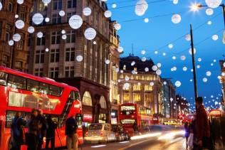 Oxford Circus è un affollato incrocio del West End di Londra all'intersezione di Regent Street con Oxford Street, nella città di Westminister.