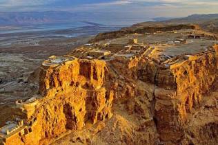 Masada: la drammatica storia della fortezza nel deserto.