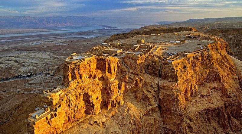 Masada: la drammatica storia della fortezza nel deserto.